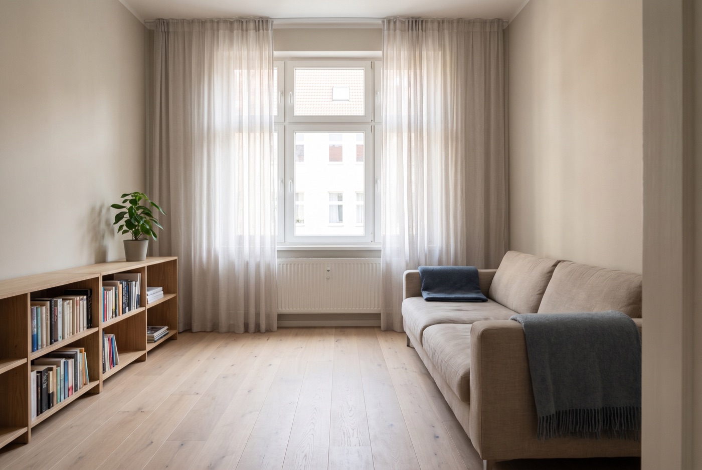 Hell sanierter Wohnraum mit Dielenboden und großem Fenster – Modernisierung aus dem Eigentümerkredit finanziert